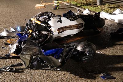 21-jaehriger  Motorradfahrer kracht in Gegenverkehr und verstirbt an der Unfallstelle